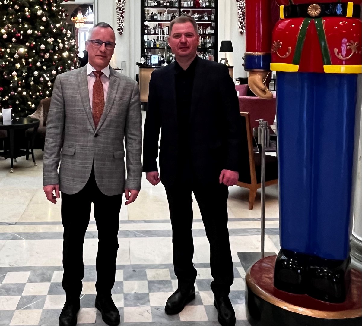 Reviewing🇨🇭<a href="/SwissPeaceHR/">Swiss Peace and Human Rights</a> - Ukraine 🇺🇦 partnership on #missing, #accountability &amp; victims-centered #justice, #recovery, #Lugano principles &amp; democratic resilience, #demining &amp; good offices. 

AMB Simon Geissbühler bids farewell to AMB <a href="/RybchenkoArtem/">Artem Rybchenko</a>: Дякую і всього найкращого!