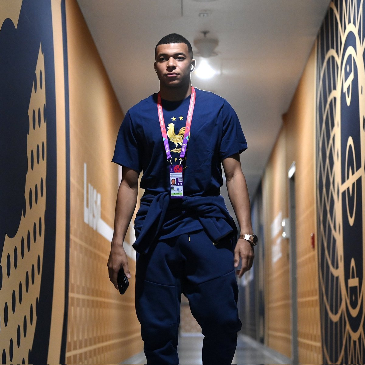 جاب هاتريك , شال 10 خشبات ع ظهره , خذا اول ركلة جزاء وهو مسجل 2 قبلها ونسبة تضيعها عالية مع ذلك خذها , سوا كل شي حرفيا , هو المستحق للبطولة

ميسي معه 10 لاعبين يموتون بالدم عشانه ويجي واحد يقول ميسي شال فريق كامل !