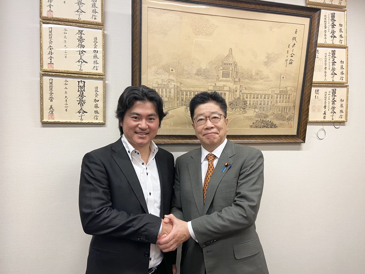 3年ぶりに東京訪問🗼都内で色々クリスマスツリー🎄のデコレーションがされていて、とても綺麗です！
地元岡山の加藤勝信厚労大臣<a href="/KatsunobuKato1/">加藤勝信</a> と面談。

Visiting Tokyo for the first time in three years! Wonderful to see Japan’s Health Minister Katsunobu Kato in Tokyo!

#かつのぶフレーム