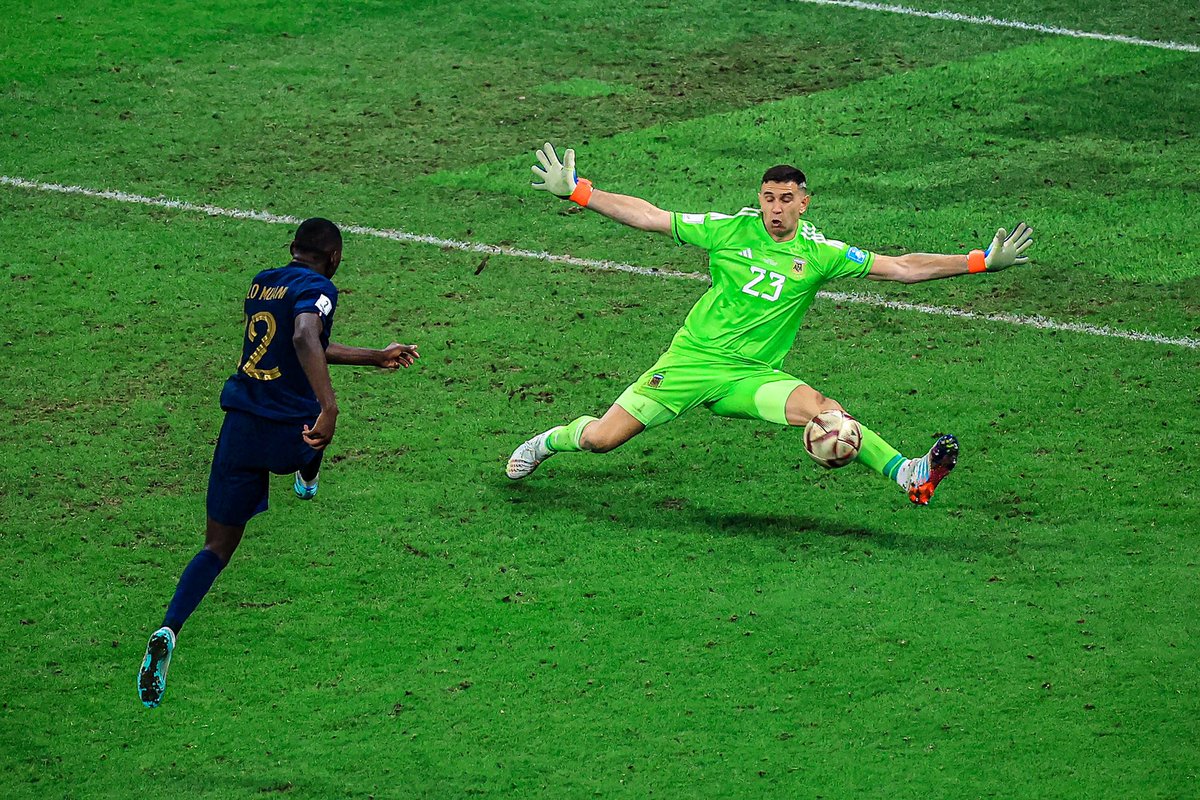 Minuto 123 de una Final del Mundo.

Una de las MEJORES ATAJADAS en la HISTORIA del fútbol. 🤯