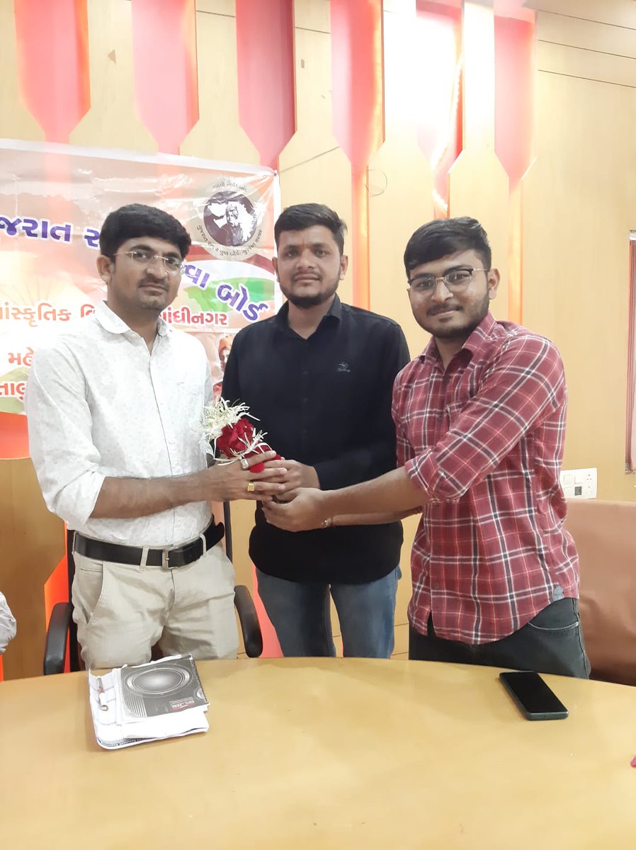 harshi1829's tweet photo. આજ રોજ સ્વામીવિવેકાનંદ ગુજરાત રાજ્ય યુવા બોર્ડ , કડી નગર દ્વારા આગામી કાર્યક્રમો માટે બેઠક યોજવામાં આવી  જેમાં ઝોન સંયોજકશ્રી વિશાલ ભાઈ ગજ્જર,મહેસાણા જિલ્લા સંયોજકશ્રી જીગરભાઈ પટેલ અને કડી નગર અને તાલુકા ના સંયોજકો ઉપસ્થિત રહ્યા.
@Vishal_Gajjar_ @jigar_bpatel @sanghaviharsh https://t.co/VBtyKFHcT8