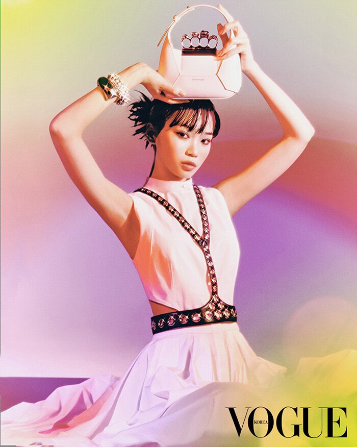 le_sserafim_ita's tweet photo. 🔹️📸| #CHAEWON x Vogue Korea numero di Gennaio 2023
#LESSERAFIM #LE_SSERAFIM #KIMCHAEWON #LE_SSERAFIM_ITALIA #FERNOT https://t.co/8ztutR3zNc