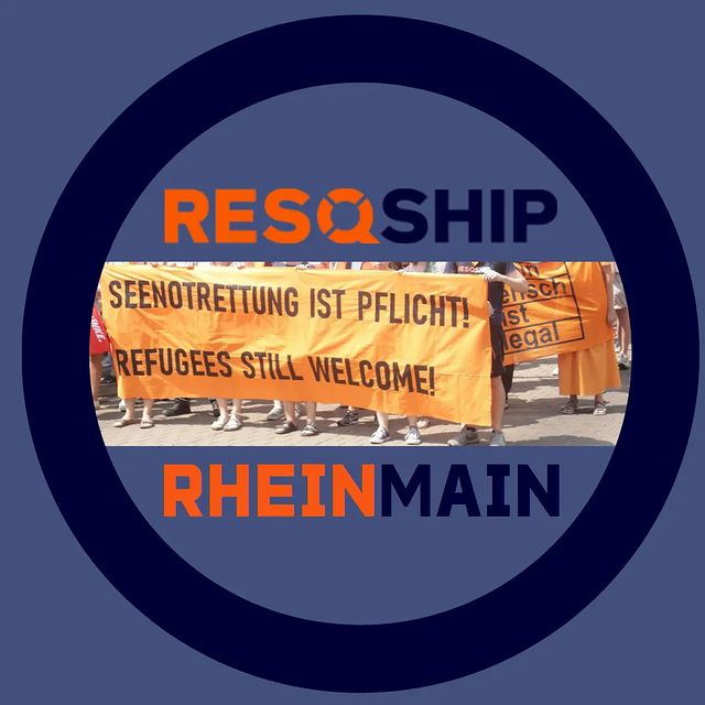Logo<br>RESQ SHIP<br>RHEIN MAIN<br>in der Mitte davon ein Foto von einem orangen Transpi:<br>SEENOTRETTUNG IST PFLICHT!<br>REFUGEES STILL WELCOME!
