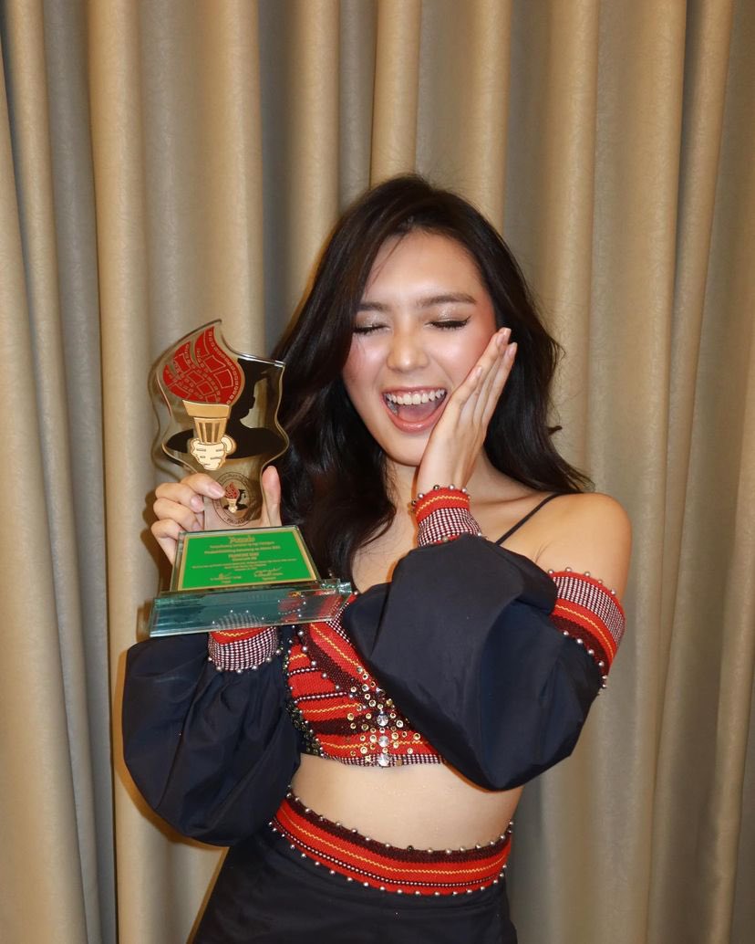 kowalerts's tweet photo. Francine Diaz, receives her award as Pinakapasadong Katuwang na Aktres at the #24thGawadPasadoAwards!

Congratulations @francinecarreld ❤️💚💙 https://t.co/YiAuMHOcKh