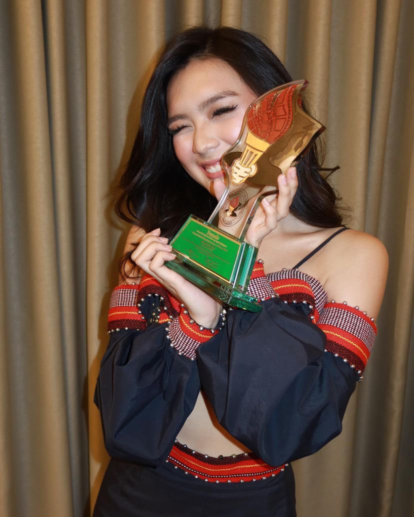kowalerts's tweet photo. Francine Diaz, receives her award as Pinakapasadong Katuwang na Aktres at the #24thGawadPasadoAwards!

Congratulations @francinecarreld ❤️💚💙 https://t.co/YiAuMHOcKh