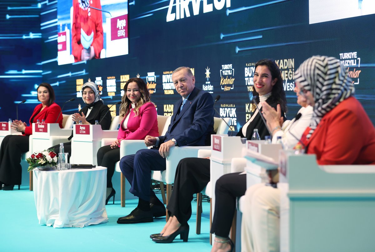 RTErdogan's tweet photo. Ülkemizin dört bir yanında iş kurmak, işini geliştirmek, meslek edinmek isteyen 45 binden fazla kadınla bir araya gelen Kadın Emeği Türkiye’nin İstikbali Programımız ülkemize hayırlı olsun.

Türkiye Yüzyılı’nı birlikte kuracağımız kadınlara daha fazla destek vermekte kararlıyız. https://t.co/tBgA7mtesU