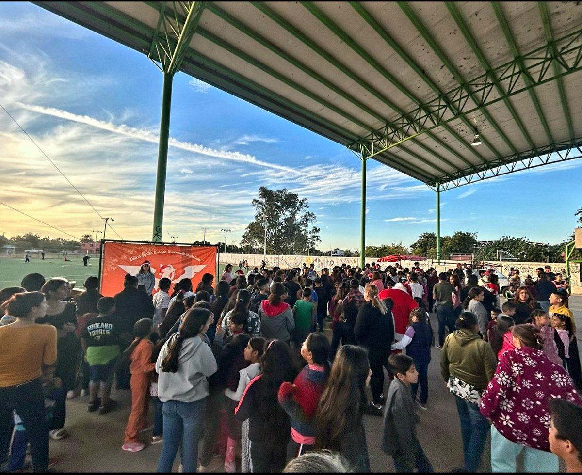 CarrizozaMx's tweet photo. Alegría es compartir con quienes amamos la posibilidad de un mejor futuro. En estas fechas, nuestros mejores deseos desde el #MovimientoDeLaAlegría 
Qué mejor manera de cerrar el día que rodeado de familias llenas de felicidad y esperanza en centro comunitario de la  Col Cajeme. https://t.co/eK0rIdTe8A