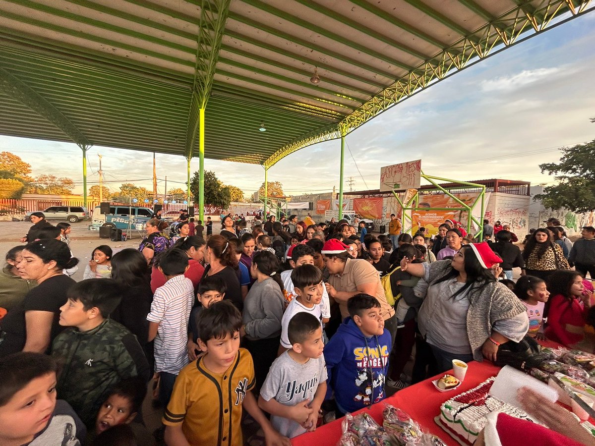 CarrizozaMx's tweet photo. Alegría es compartir con quienes amamos la posibilidad de un mejor futuro. En estas fechas, nuestros mejores deseos desde el #MovimientoDeLaAlegría 
Qué mejor manera de cerrar el día que rodeado de familias llenas de felicidad y esperanza en centro comunitario de la  Col Cajeme. https://t.co/eK0rIdTe8A