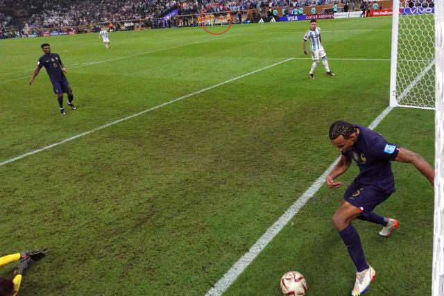 dataref_ar's tweet photo. 👉 Según el reglamento, el segundo gol de Messi en la prórroga debía ser anulado. Los suplentes argentinos ya estaban en el terreno de juego antes que el balón traspasara la línea de gol de Hugo Lloris.

🇫🇷👀 Esto publicó el diario francés @lequipe https://t.co/ajmehMZoFj