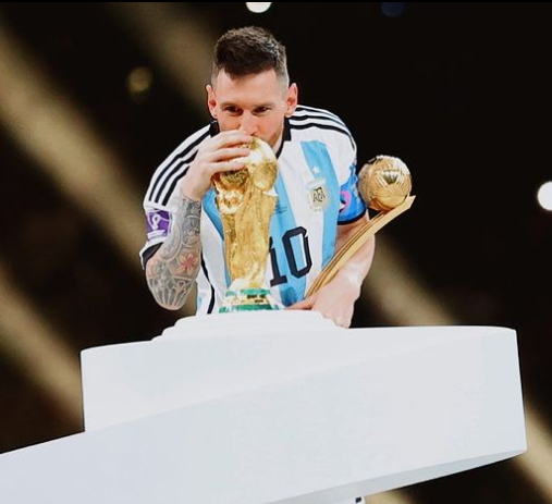 Jaummmmm1's tweet image. Eu vi a História do futebol ser escrita...
Eu vi o Melhor da História jogar futebol...

Eu vi Lionel Messi Campeão de uma Copa do Mundo.