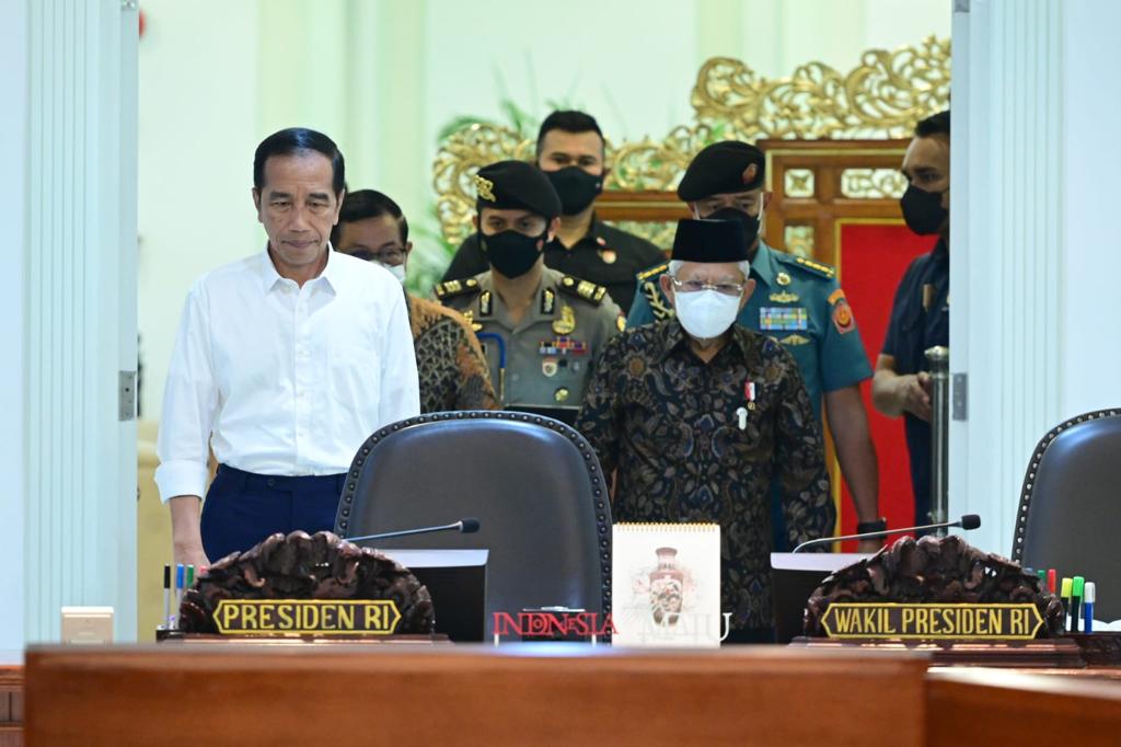 Menjelang Natal tahun 2022 dan tahun baru 2023, saya menggelar rapat terbatas di Kantor Presiden, siang tadi. Saya meminta seluruh jajaran pemerintah untuk meningkatkan kewaspadaan menghadapi tingginya mobilitas masyarakat menyambut Natal dan tahun baru yang dimulai pekan depan.