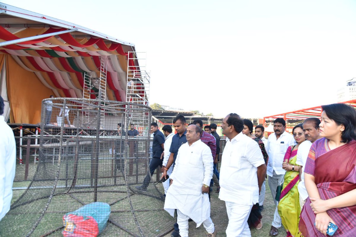 Koppulaeshwar1's tweet photo. క్రిస్మస్ సందర్బంగా ఈ నెల 21.వ తేదీన ఎల్బీ స్టేడియంలో నిర్వహించ���ున్న క్రిస్మస్ వేడుకల ఏర్పాట్లపై ప్రభుత్వ శాఖల అధికారులతో సమావేశం నిర్వహించి, ఏర్పాట్లను పరిశీలించడం జరిగింది.  @BRSparty @KTRTRS @TelanganaCMO @trsharish https://t.co/ir60YgQlmt