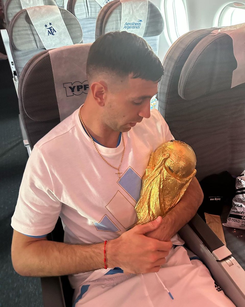 FOXSportsArg's tweet photo. "Le pude hacer upa" 🏆

✍️ Dibu Martinez 😂 

#FoxSportsArgentina #Qatar2022 #Messi #Argentina #DibuMartinez https://t.co/Pi2UzGKme3