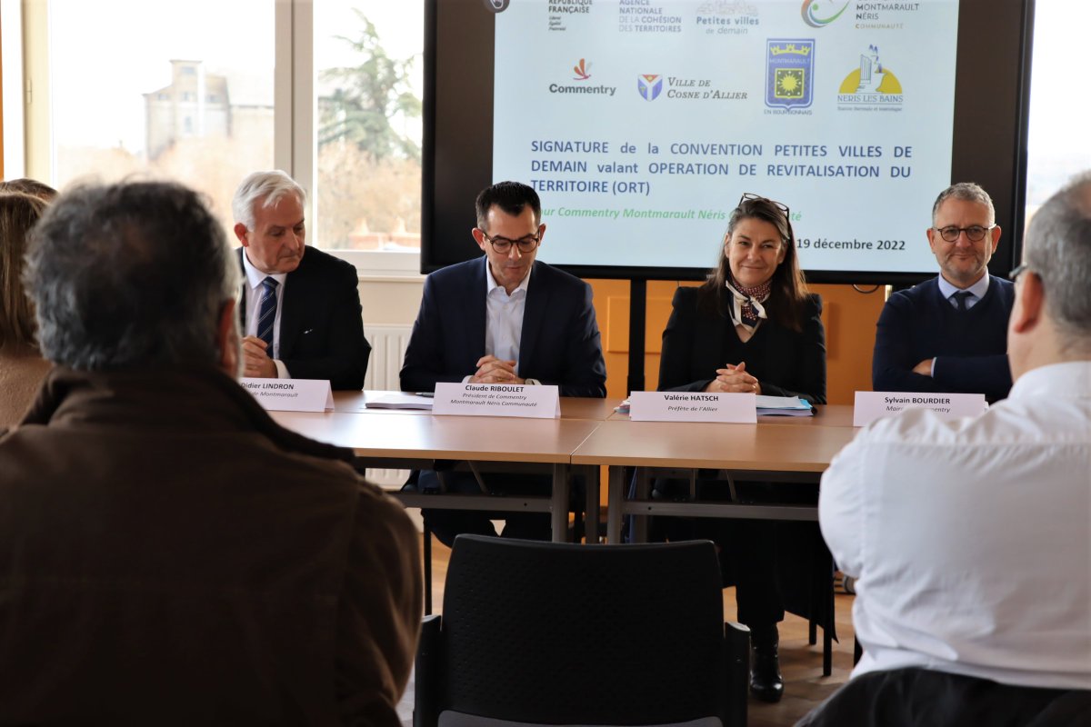 Prefet03's tweet photo. #Territoire 

Valérie Hatsch @Prefet03 🇫🇷 avec @claude_riboulet et les maires de #Commentry #Cosne #Montmarault et #Néris ont signé 🖊️ la convention de revitalisation #PetitesVillesdeDemain.

➡️ L'#État accompagne les territoires.

💻➡️https://t.co/v9wGyIdUja https://t.co/VPrzr2j6Bg