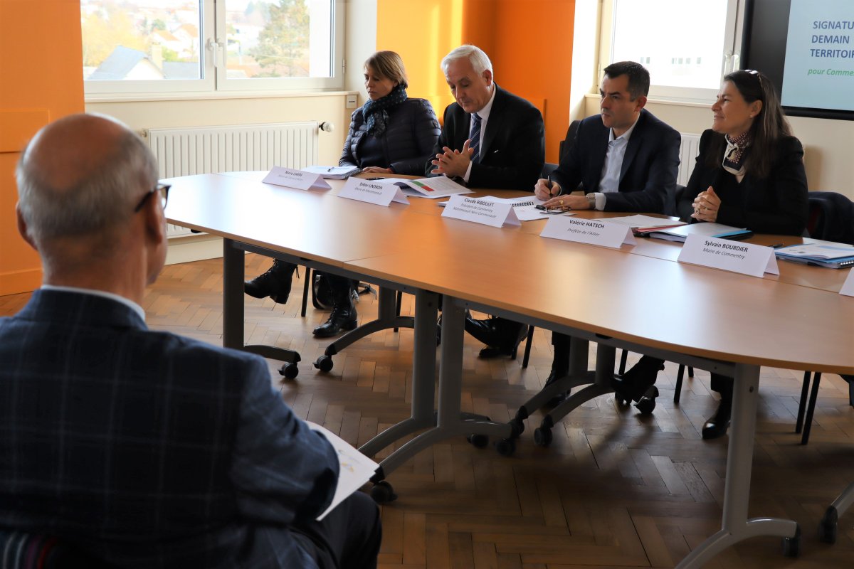 Prefet03's tweet photo. #Territoire 

Valérie Hatsch @Prefet03 🇫🇷 avec @claude_riboulet et les maires de #Commentry #Cosne #Montmarault et #Néris ont signé 🖊️ la convention de revitalisation #PetitesVillesdeDemain.

➡️ L'#État accompagne les territoires.

💻➡️https://t.co/v9wGyIdUja https://t.co/VPrzr2j6Bg
