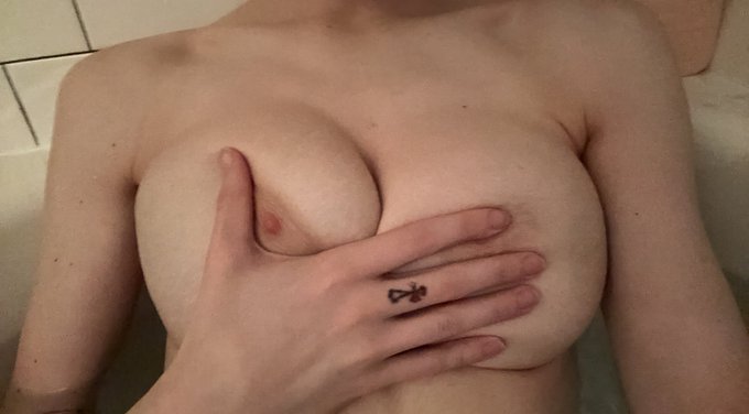 boobiessssssss https://t.co/9EprmR5jK0