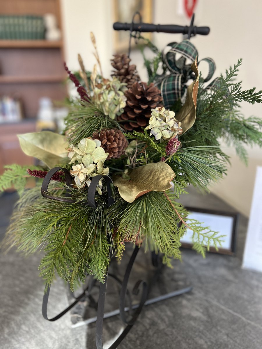 Escml's tweet image. Reminder that we're closing at 3pm today (12/24). And we will be closed on December 25 &amp;amp; 26.
Thank you to the Three Village Garden Club for this beautiful display in our lobby! 💚

#HolidayHours #ThreeVillage #EmmaClarkLibrary