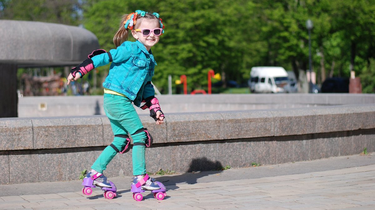 usfpediatrics's tweet photo. Safety comes first for kids and parents who bike, rollerblade, scoot and skateboard. Remember to practice safe habits when you and the family are testing out new presents this season 🎁

Read more about it here: 
https://t.co/MgR03OOWuO https://t.co/0IAAb8buSt