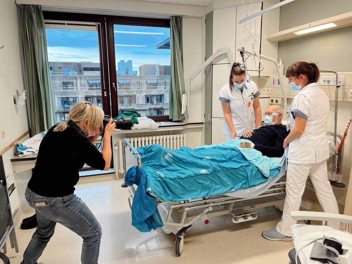 Laurevanh13's tweet photo. Kwaliteitszorg is eveneens patiënten goed informeren. Dit doen we in UZ Leuven aan de hand van informatiebrochures. Wij zorgden alvast voor mooi beeldmateriaal 😉 #uzleuven #nursing #e663 #nefro #quality  @luytsviona @UZLeuvenNursing @UZLeuven https://t.co/DFSYqfGLEy
