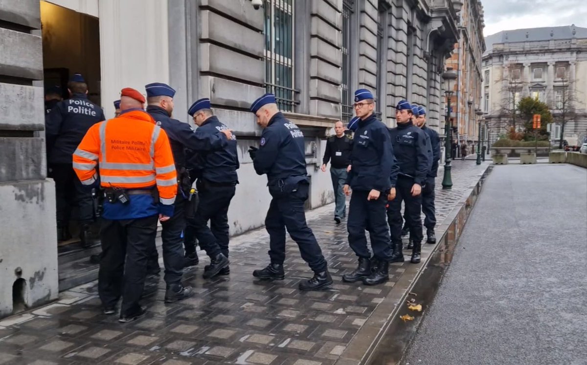 CIREasbl's tweet photo. Nous venons de quitter le 16 Rue de Loi. @alexanderdecroo nous a répété qu'il ne pouvait rencontrer nos demandes sans consulter ses partenaires de majorité. @MdMBelgique @msfbelgique @BXLRefugees @CIREasbl @VluchtwerkVl et #HubHumanitaire avons répété notre insatisfaction https://t.co/gNiBcegAVD