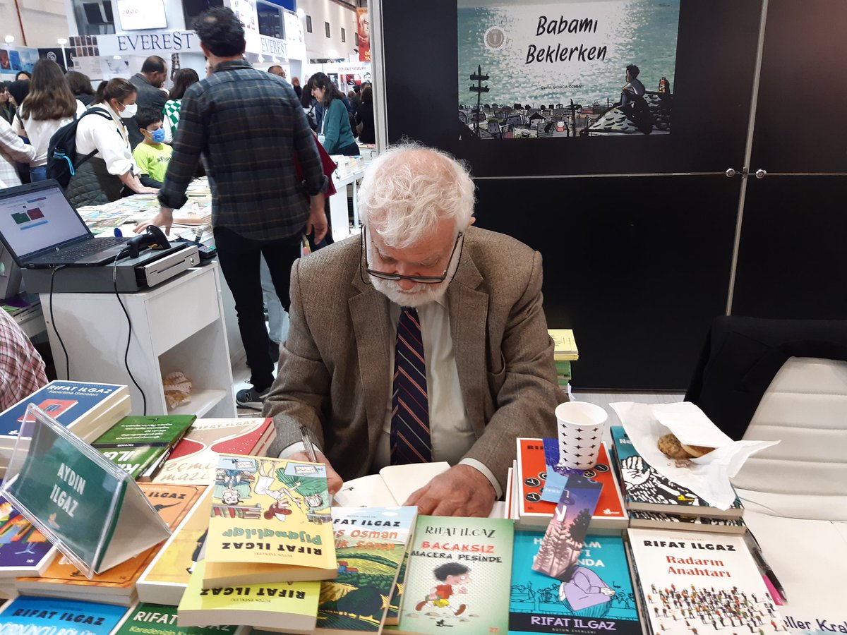 zi_ned's tweet photo. Aydın Ilgaz ile kitap fuarında tanıştık. Rıfat Ilgaz'ın kitaplarını incelerken, hediye olarak almak istediğim kitaplarda da yardımcı oldu. Çok üzgünüm. Sevenlerine sabır diliyorum. #AydınIlgaz #RıfatIlgaz https://t.co/NremN76icH