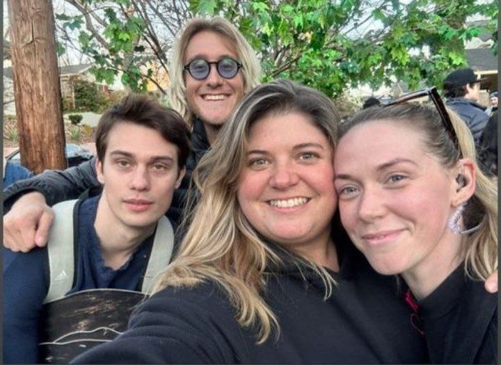 N_GalitzineBr's tweet photo. 🚨 FOTOS NOVAS 
📸Nicholas Galitzine nos bastidores de gravações do filme The Idea of You com elenco da produção. https://t.co/9wUKhUpbK1