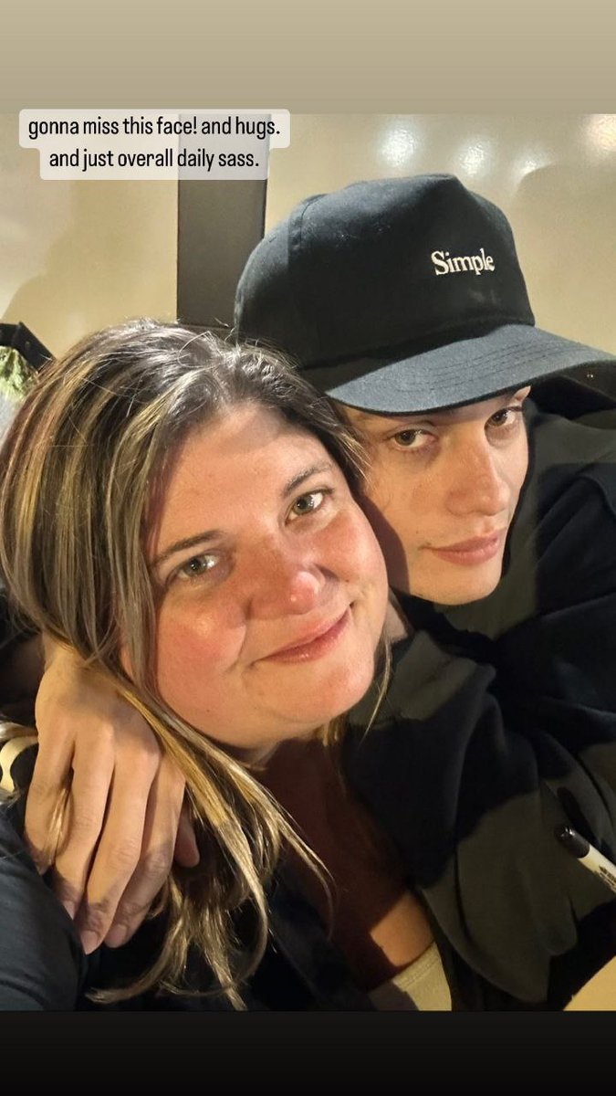 N_GalitzineBr's tweet photo. 🚨 FOTOS NOVAS 
📸Nicholas Galitzine nos bastidores de gravações do filme The Idea of You com elenco da produção. https://t.co/9wUKhUpbK1
