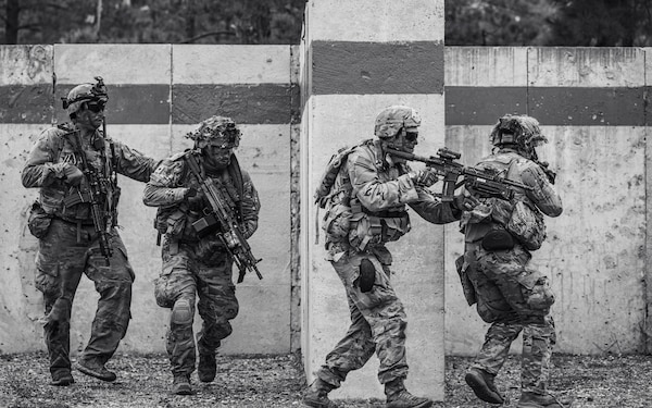 82ndABNDiv's tweet photo. "A pint of sweat saves a gallon of blood." - General George S. Patton #MondayMotivation #AATW #18hoursanywhereanytime https://t.co/DuafqJ7aoD