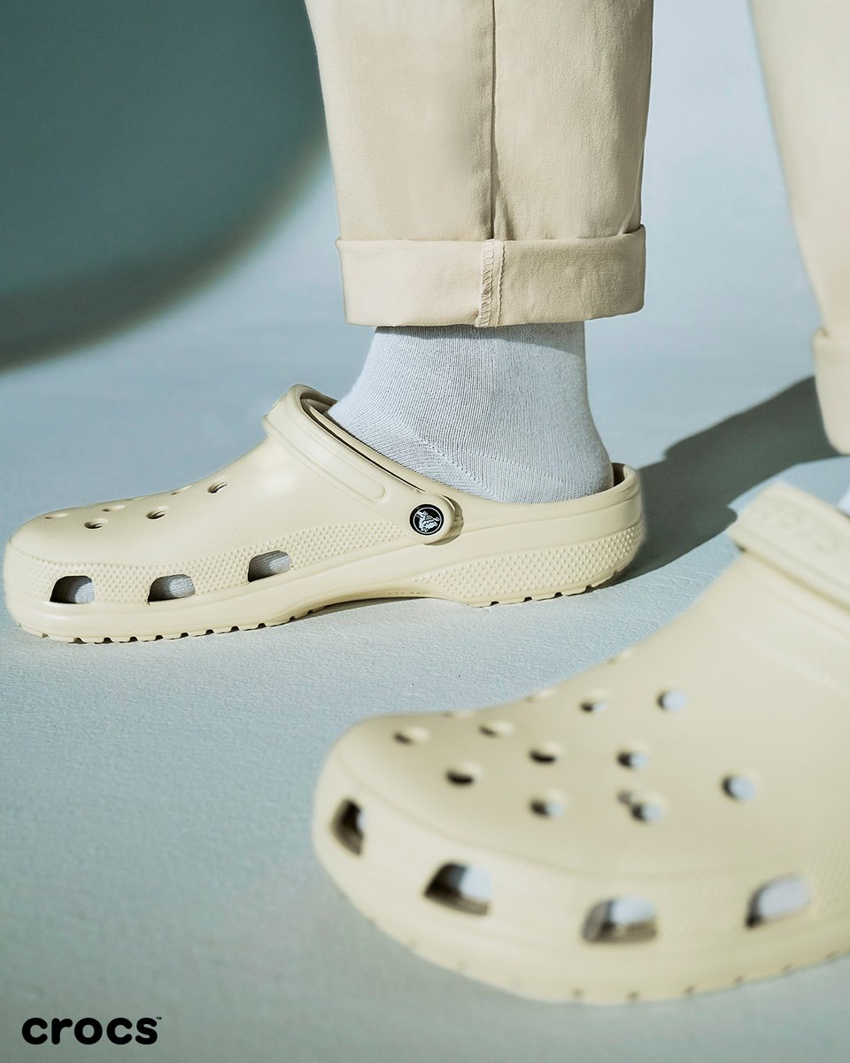 Markham_1873's tweet photo. The time for #ClassicCrocs and #MKMStyle has come - the duo you never knew you needed. 👌🏾
A sleek take on the clog that was built for function and has changed the flow of fashion.
It’s so good, it’s chilling. Make a statement. Make it in CROCS.
Available exclusively online. https://t.co/KBxkz38L52