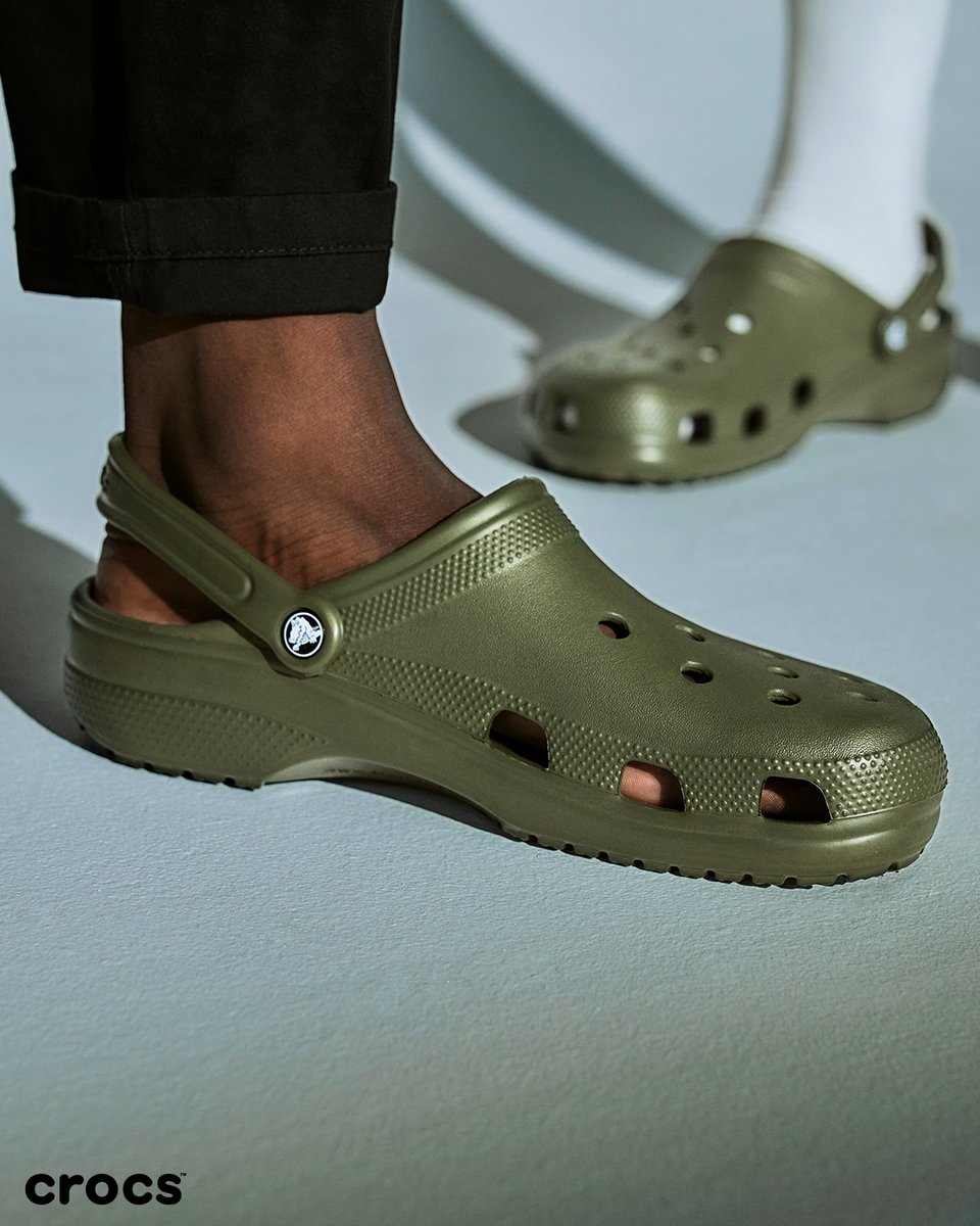 Markham_1873's tweet photo. The time for #ClassicCrocs and #MKMStyle has come - the duo you never knew you needed. 👌🏾
A sleek take on the clog that was built for function and has changed the flow of fashion.
It’s so good, it’s chilling. Make a statement. Make it in CROCS.
Available exclusively online. https://t.co/KBxkz38L52