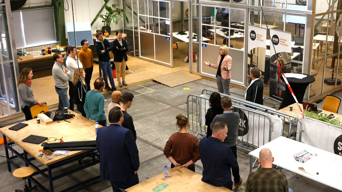 SPARK_Campus's tweet photo. Afgelopen donderdag reikte trotse wethouder certificaten uit aan de deelnemers van Traject Technische Oriëntatie, dat in teken van duurzaamheid stond @RalphGeers @shertogenbosch @RNOB_regio Samen maken we verschil om arbeidsmarkt in de regio te versterken @Brabant #anderswerken https://t.co/RsGE7lq2Ml