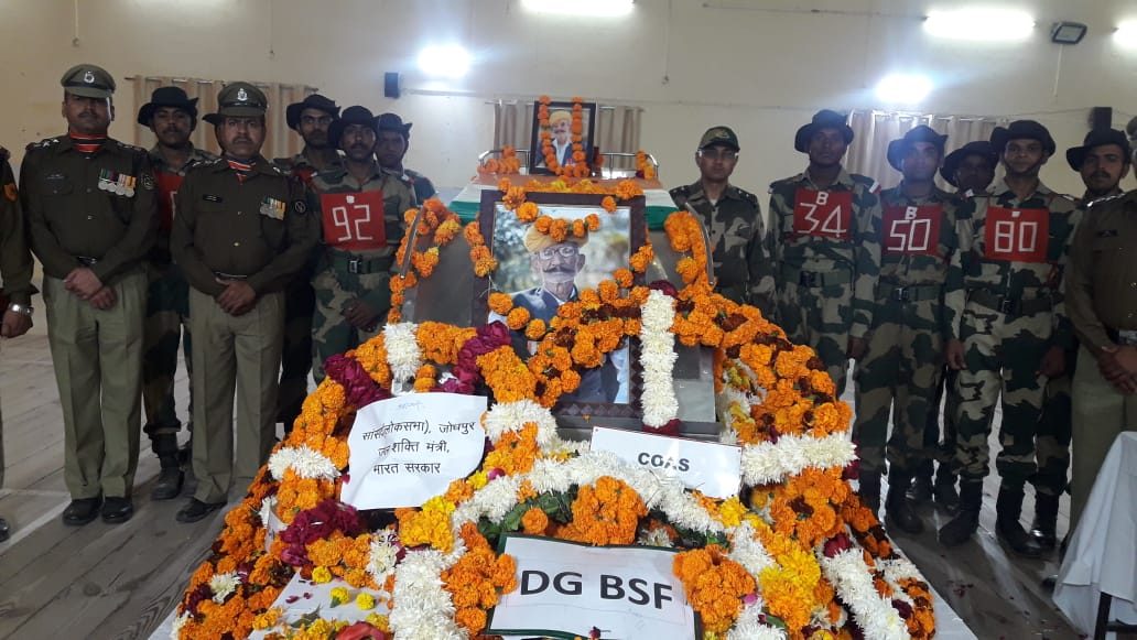 BSF_STCJodhpur's tweet photo. Nk (Retd) BHAIRON SINGH 

Mortal Remains of 1971 #Longewala Battle  Veteran are kept at @bsf_stcjodhpur  Camp, Balsamand Road, #Jodhpur for Public to pay their homage. 

Journey  of his mortal remains for his native place will commence on 20 December at 0900hrs.
#BSF 
#1971War https://t.co/LvLNP7jUQA