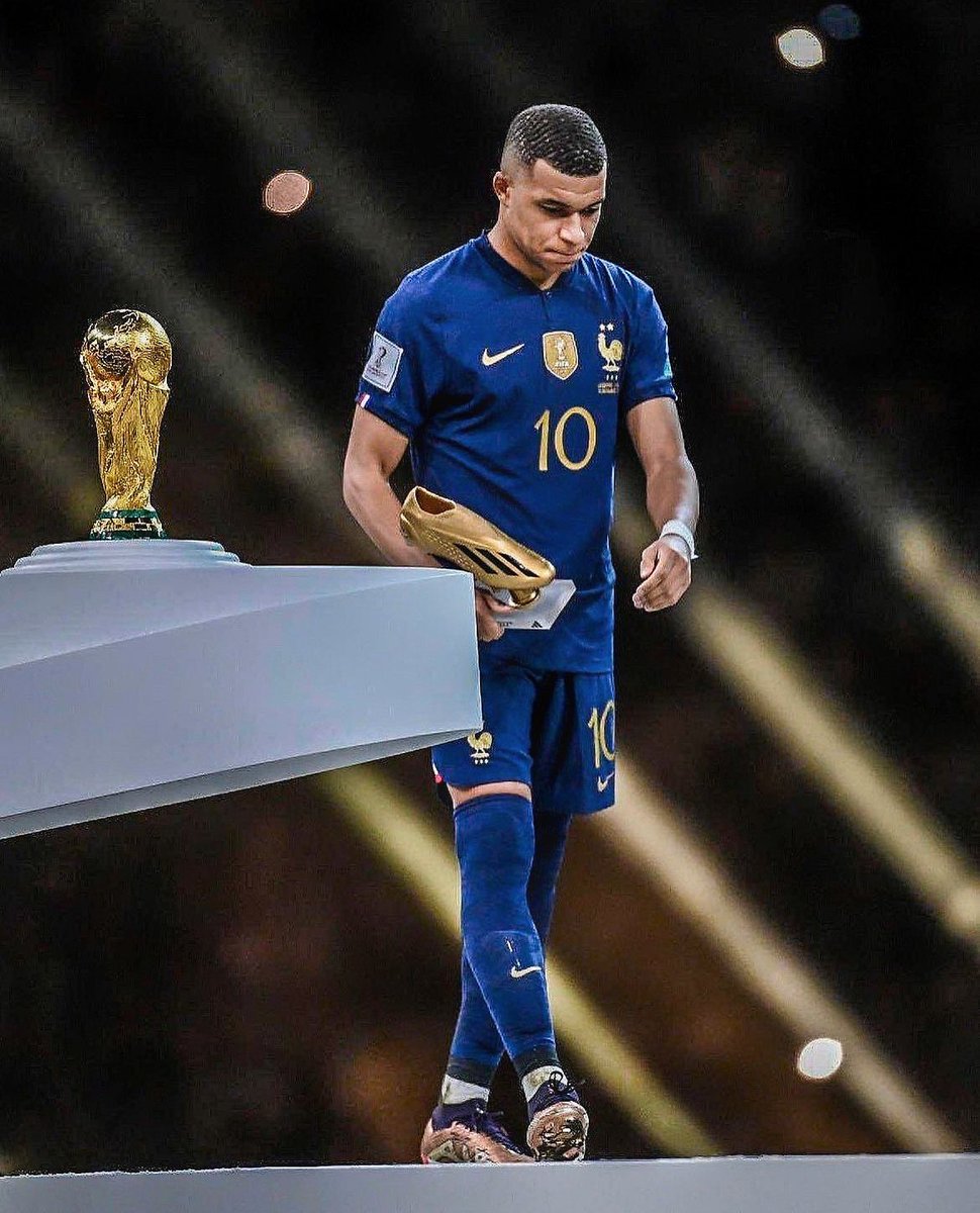 actubleus_'s tweet photo. 🇫🇷 Une chose est sûre, c'est que le meilleur joueur du monde est bien Français. 🥇

Et c'est Kylian Mbappé. 👑 https://t.co/obPuKhZDxS