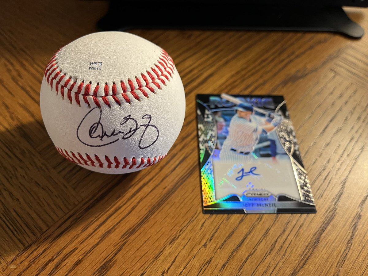 batflips_nerds's tweet photo. 🎄CHRISTMAS GIVEAWAY 🎅

🎁 HUGE PRIZES:

⚾️ Baseball signed by @CleGuardians legend Carlos Baerga 
🃏 Signed Jeff McNeil Rookie Card (/50)

🎉 TO WIN:

✅ FOLLOW @batflips_nerds 
✅ RETWEET this Tweet

Winners drawn Christmas Day 🎄 https://t.co/zjOWUcGrx2