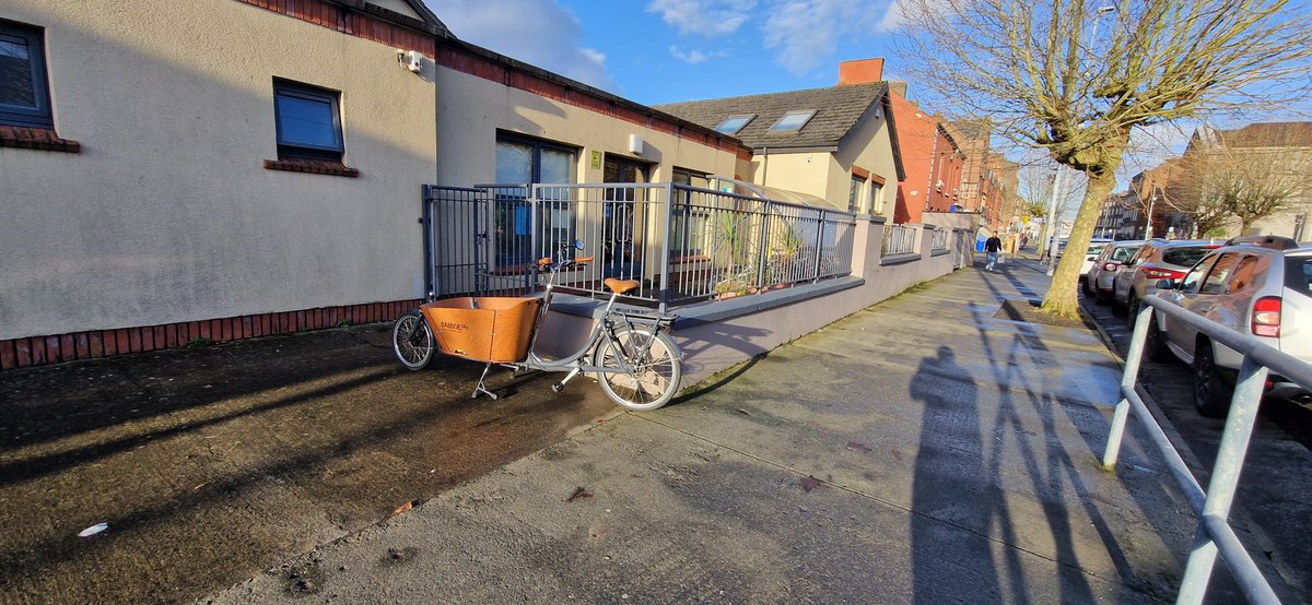 Day off so some shopping at Dunnes #childersrd, shopping in town & school pick up... lots of places 2 park #ecargobike, just need to be mindful of the length of it. Defo need a box cover in this weather. normally have got a bus on day like 2day but bike makes journey less taxing