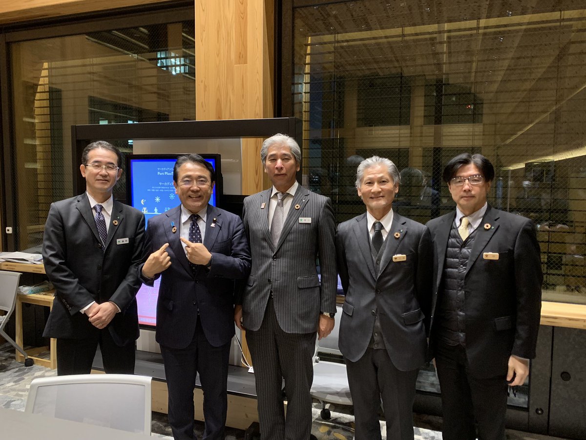 ryosei_akazawa's tweet photo. 本日、#日本初の高層純木造耐火建築物、#大林組次世代研修施設、#PortPlus 視察。
なんと、大林組の幹部の皆様着用の #寄木細工のSDGsのピンバッジ が赤沢とお揃い☺️
ピンバッジも、木製の名札も、赤沢の地元日南町の #白谷工房 の製品❗️感激‼️
↓Port PlusのHPはこちら!
https://t.co/x3odh6QFhE https://t.co/8DrDUVGRxO