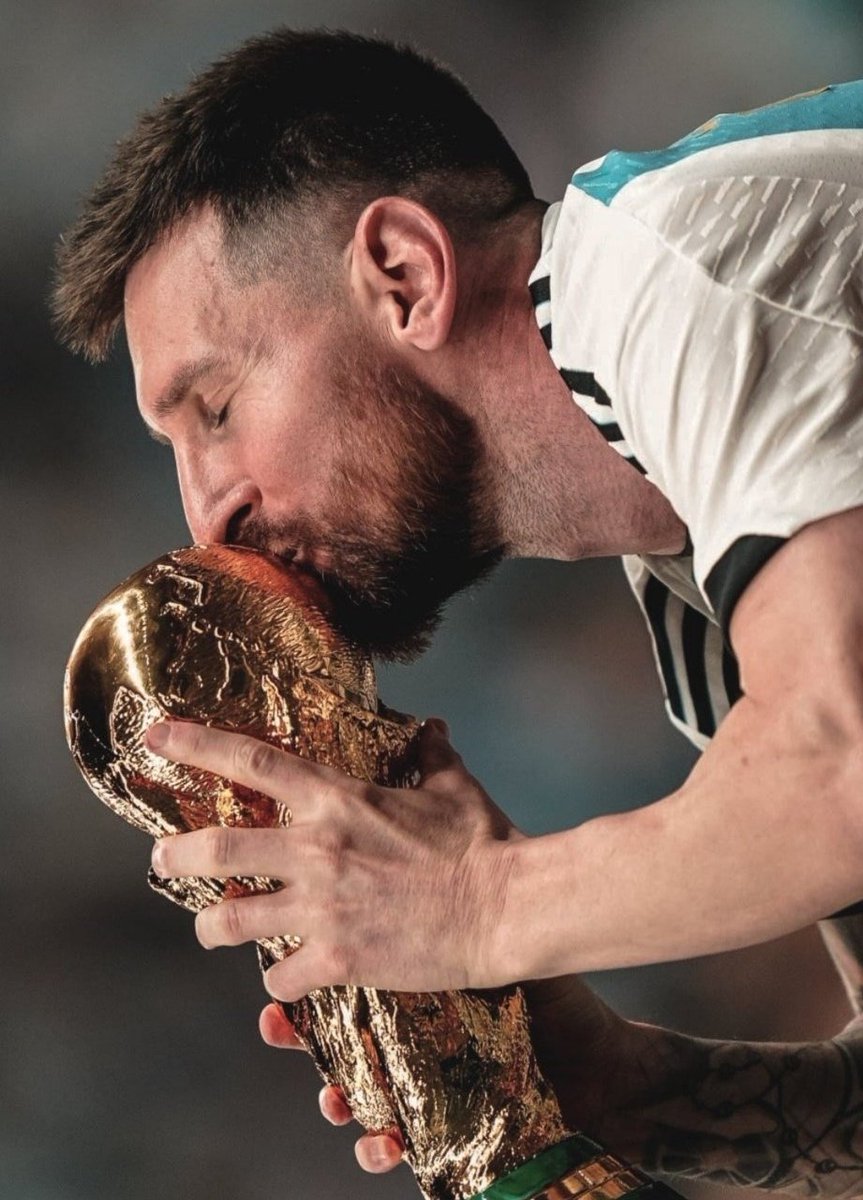Abro hilo con las mejores fotos de Messi con la Copa Mundial de la FIFA