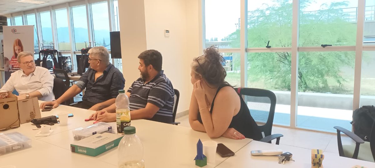 Docentes de la UC en el Polo TIC📣

👉El viernes 16 de diciembre el plantel académico de la UC, de distintas carreras, participó de la visita al Polo TIC.

👉Durante el recorrido conocieron las instalaciones y accesos a laboratorios y espacios de trabajo. <a href="/ParqueTIC/">Mendoza TIC Parque Tecnológico</a>