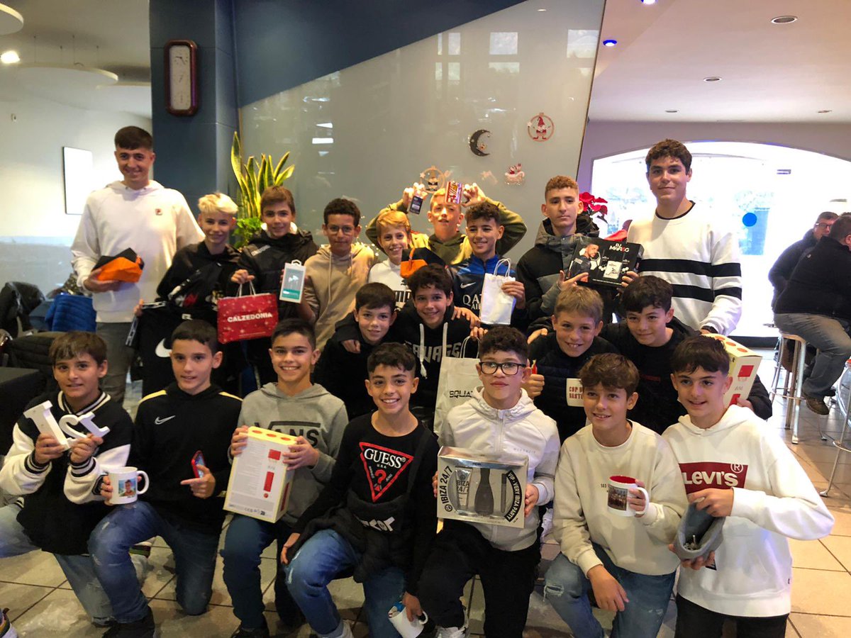 Dmonte99's tweet photo. Acabem l’any de la millor manera possible, orgullos de com treballen dia a dia i del gran grup humà que hem fet!🍍❤️ https://t.co/CxmkRq7wrW
