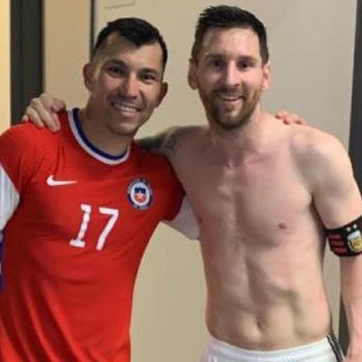 MedelPitbull's tweet photo. Abrazo a los campeones del mundo🏆 , a Argentina, a Messi, el mejor jugador q me ha tocado ver y enfrentar…. Tuvimos el placer de jugar 1️⃣7️⃣ años en contra, ganar, perder, pelear y festejar. Hoy toca felicitar a los mejores del mundo. Q viva el f��tbol ⚽🏟️👏 https://t.co/soqxDTtYdX