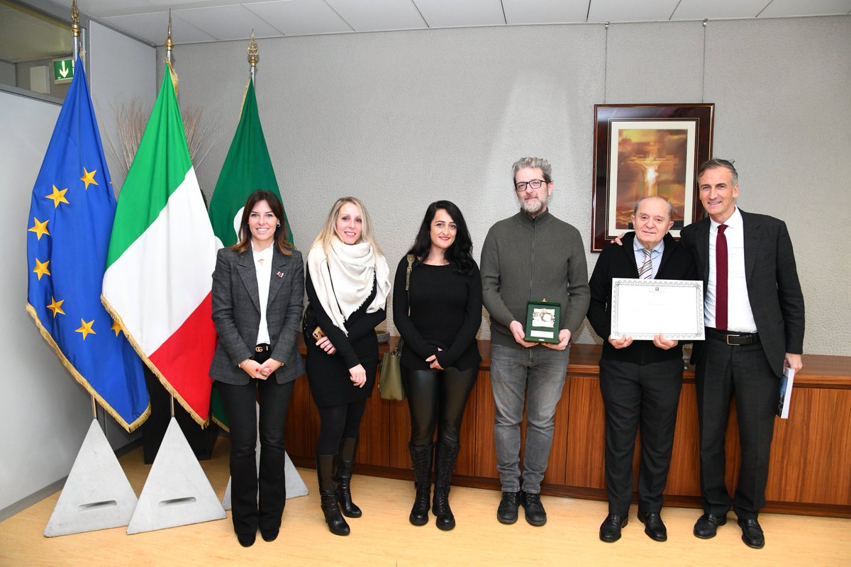 ConsLomb's tweet photo. Riconoscimento del @ConsLomb a @ciquadro per un successo imprenditoriale lungo quasi 160 anni.

@FermiAlessandro "È la storia di un'azienda che ha saputo affrontare il passaggio generazionale con successo".

Leggi su #LombardiaQuotidiano 👇
https://t.co/iqKptDlaxQ https://t.co/EiQ7LqaMYL