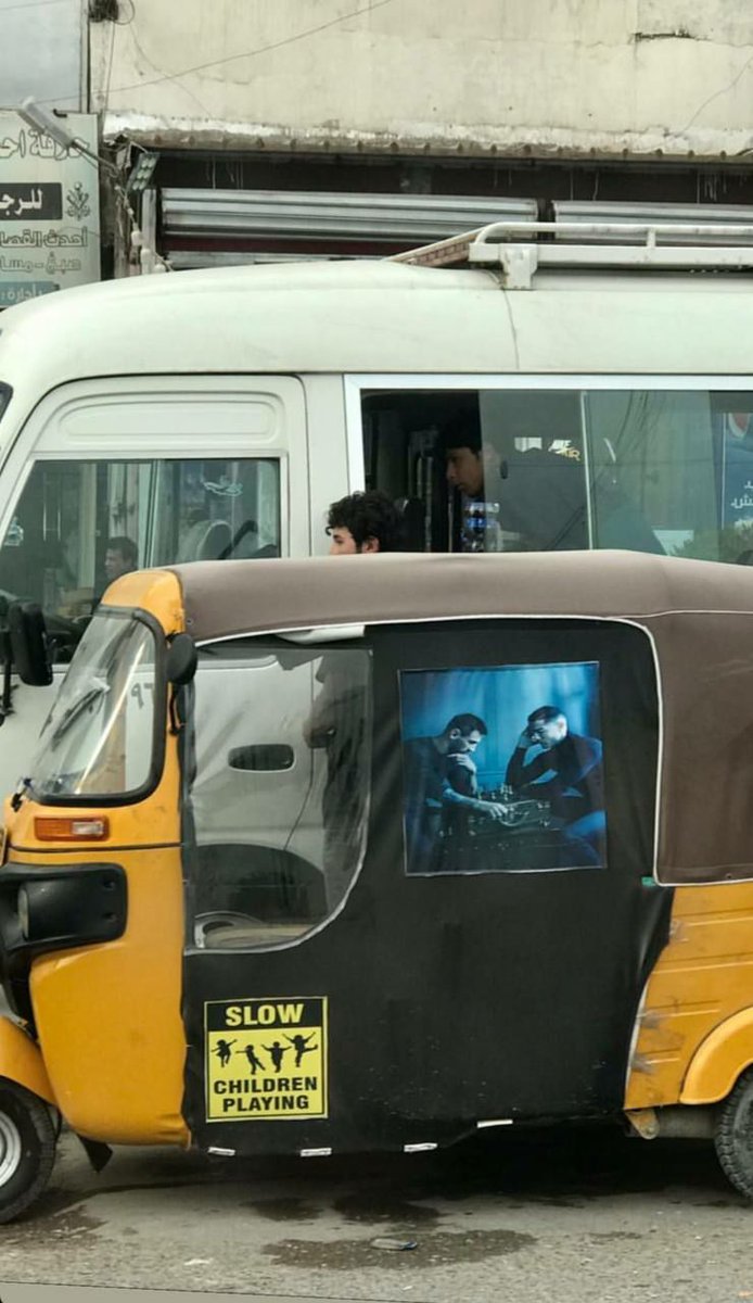 في طريقي إلى المنزل عائد من العمل الذي استنزف طاقتي بسبب سوء المعاملة والأشخاص الموجودين هنآك ، نضرت لطريقي اراقب خطواتي بعمق لوهلة فقدت السيطرة على دموعي وانهمرت بالبكاء ، لا أستطيع حبس دموعي أين شغفي؟ أين أصدقائي؟ ، ماهذآ الفراغ