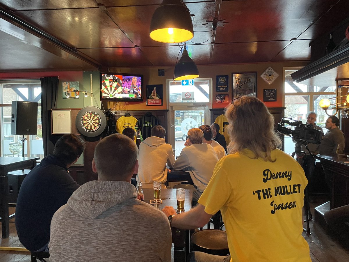 Wouter_de_Wilde's tweet photo. In dit café in Holten volgen ze het WK debuut van The Mullet (Danny Jansen). #wkdarts #dannyjansen #darts #tubantia #themullet #PDCWorldChampionship2022 #pdc22 https://t.co/AKQQK85mbh