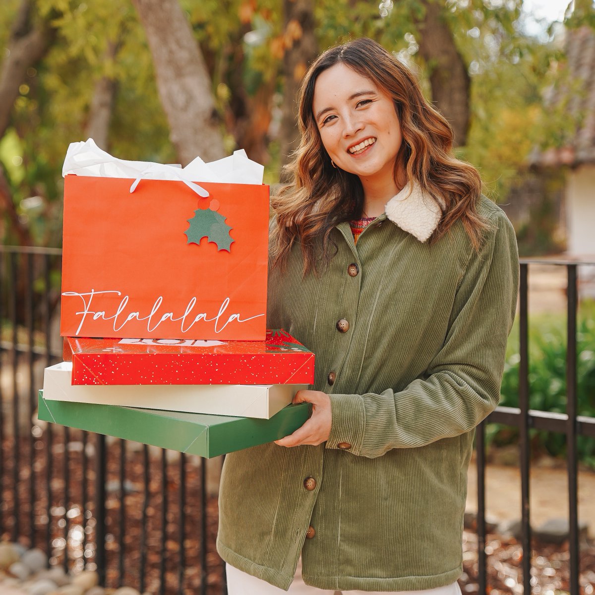 ShopAtPioneer's tweet photo. You shop and we make the donation! 💖 Until December 24, when you spend $200 you will be able to donate $20 to @OregonFoodBank. Link in bio for more information! 📸 @ chesleycarele https://t.co/i1wPvi1tRF