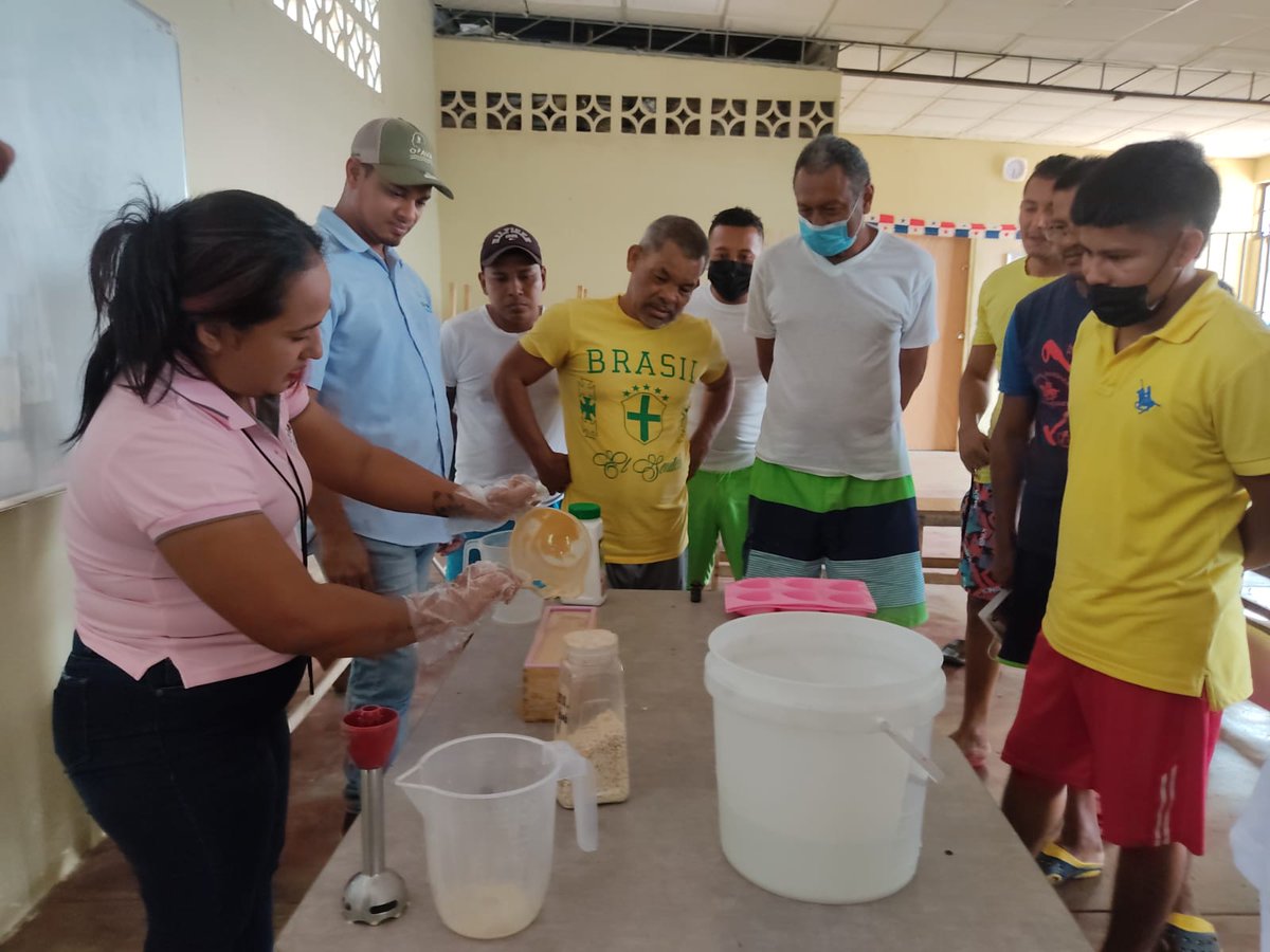 PenitenciarioPA's tweet photo. #Coclé | Realizamos un taller coordinado con la fundación @Opava_osfl en el centro penitenciario de Penonomé, donde privados de libertad aprendieron a elaborar jabones con material reciclado, adicional se expuso temas relacionados al reciclaje, viveros y el ambiente. https://t.co/QllQOVlj9S