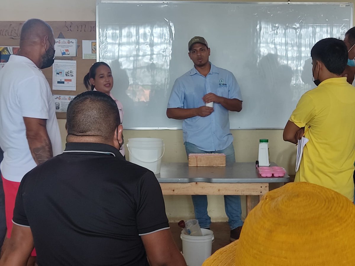 PenitenciarioPA's tweet photo. #Coclé | Realizamos un taller coordinado con la fundación @Opava_osfl en el centro penitenciario de Penonomé, donde privados de libertad aprendieron a elaborar jabones con material reciclado, adicional se expuso temas relacionados al reciclaje, viveros y el ambiente. https://t.co/QllQOVlj9S