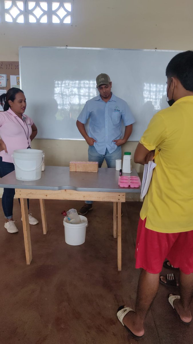 PenitenciarioPA's tweet photo. #Coclé | Realizamos un taller coordinado con la fundación @Opava_osfl en el centro penitenciario de Penonomé, donde privados de libertad aprendieron a elaborar jabones con material reciclado, adicional se expuso temas relacionados al reciclaje, viveros y el ambiente. https://t.co/QllQOVlj9S