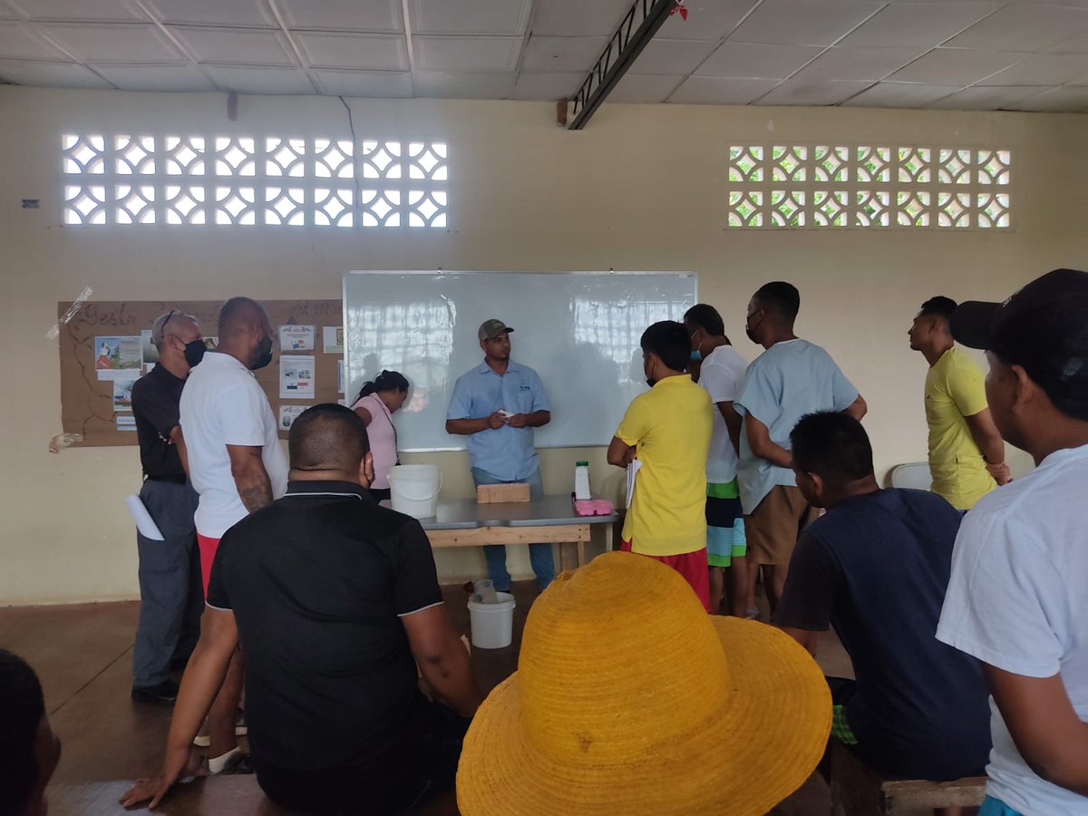 PenitenciarioPA's tweet photo. #Coclé | Realizamos un taller coordinado con la fundación @Opava_osfl en el centro penitenciario de Penonomé, donde privados de libertad aprendieron a elaborar jabones con material reciclado, adicional se expuso temas relacionados al reciclaje, viveros y el ambiente. https://t.co/QllQOVlj9S