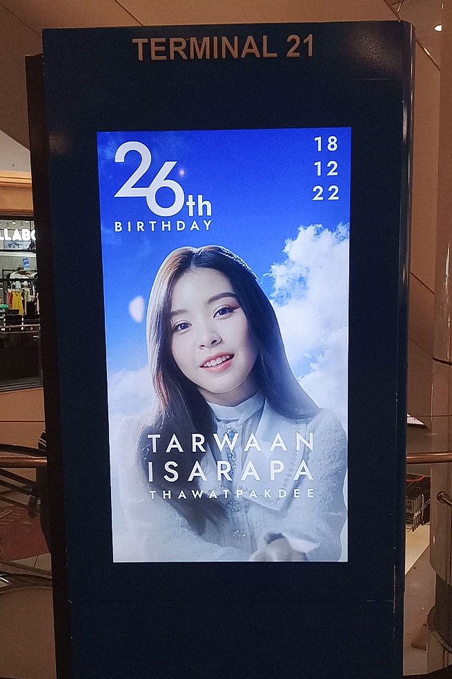 BBest_s's tweet photo. [5th-@ Terminal 21 📌]

รอบแรกแวบก่อนไปคอนได้ 2 จุด รอจอใหญ่ไม่ไหวเวลาไม่พอ จุดแรกคนเยอะ สองอัดไม่ทัน 🥺

กลับจากคอนแวะได้แค่ด้านนอก อันเล็กตรงทางเดินกับจอใหญ่ด้านในห้างปิดมาไม่ทัน 😅

#IntheGoodWAANDAYs
#TarwaanBNK48 
#TarwaanIsarapa

ป.ล. ตอนเริ่มคลิปแต่ละป้ายไม่เหมือนกันใช่ปะ https://t.co/TqgRm4QGhd