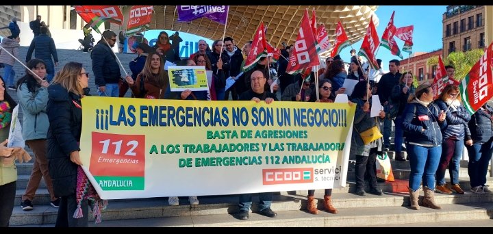 Trabajadora112's tweet photo. @JuanMa_Moreno Hola @JuanMa_Moreno somos las trabajadoras de #Emergencias112Andalucia  y hoy hemos colgado los Cascos ,y nos hemos Concentrado en Sevilla, para decir:
⛔ No Más Precariedad Laboral
⛔No Más Privatización de un servicio esencial

Somos Esenciales pero   nos tienen en Precariedad https://t.co/uftQ4Dbv1W
